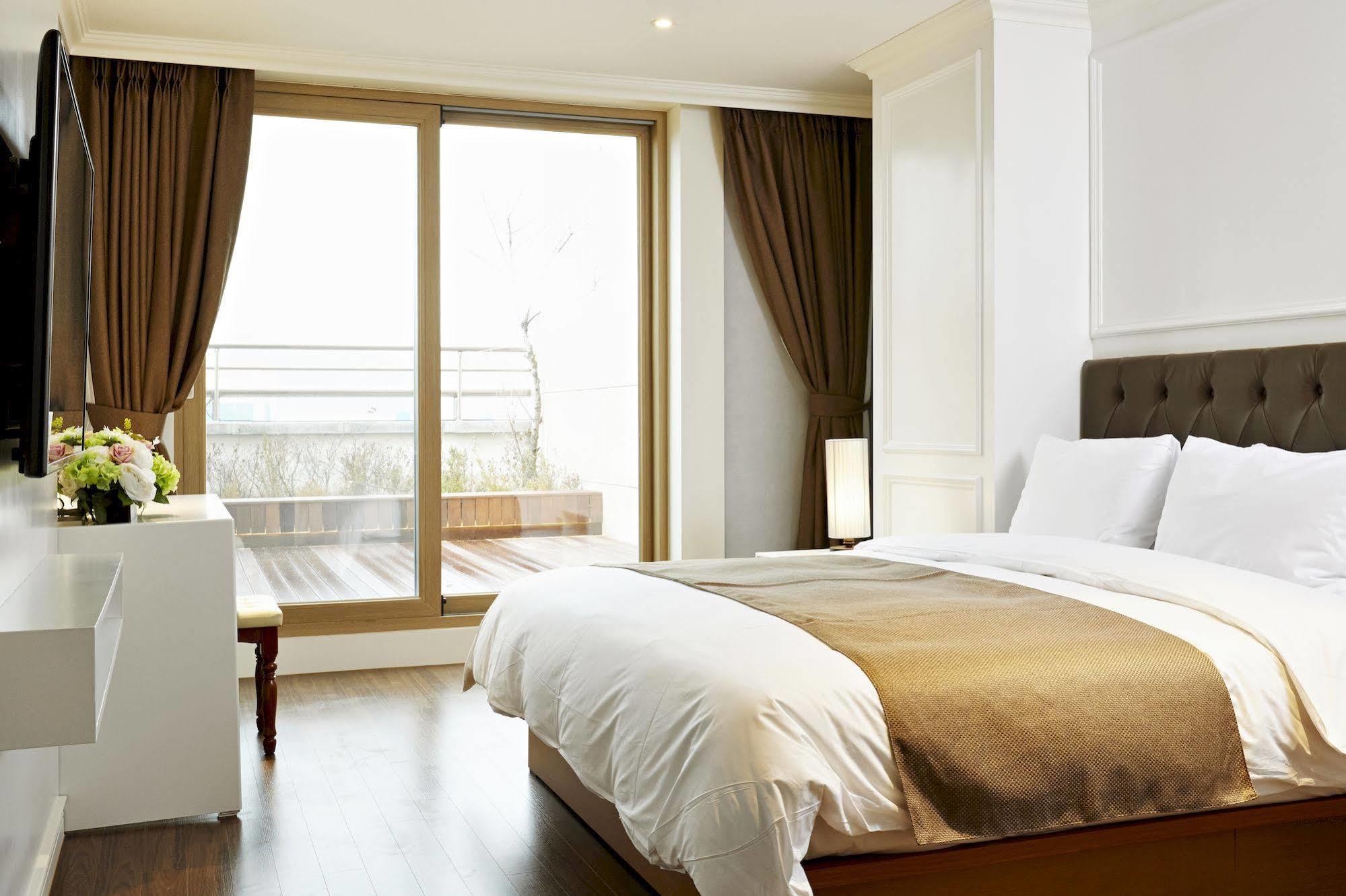 Roni Tourist Hotel Jeonju Exterior foto